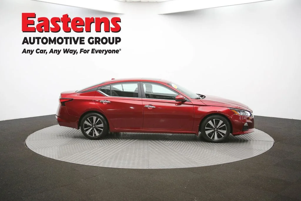 Used 2021 Red Nissan 2.5 SV image 45