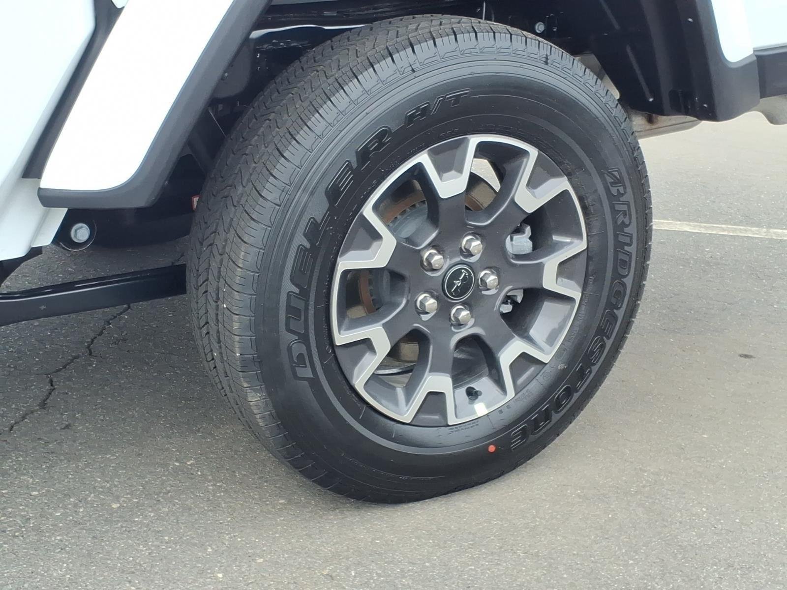 New 2026 Bright White Clear-Coat Exterior Paint Jeep Sahara image 12
