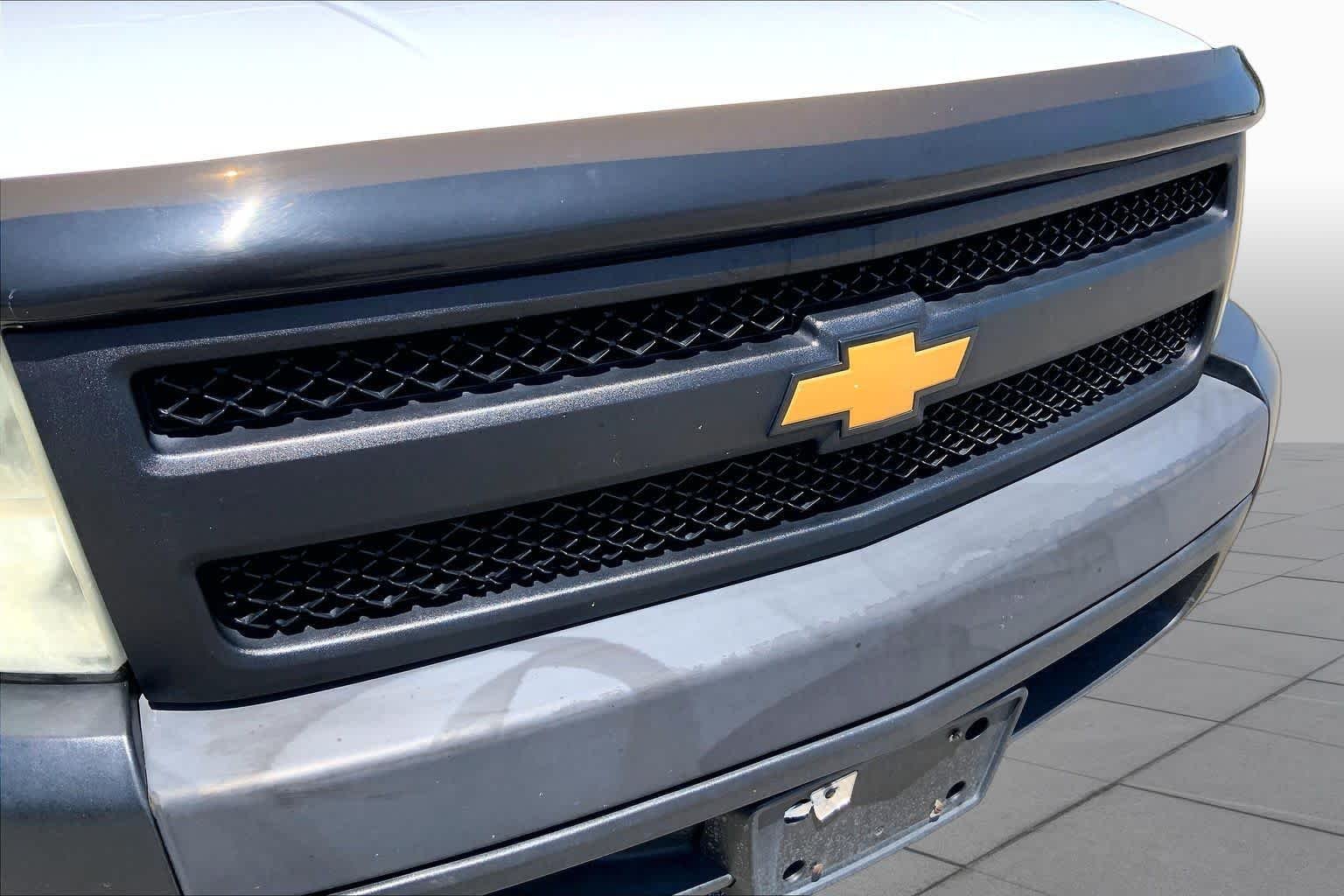 Used 2007 Summit White Chevrolet Work Truck image 28