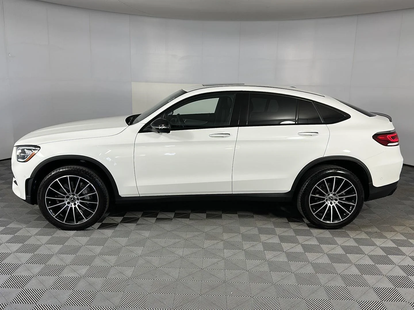 Used 2023 Polar White Mercedes-Benz GLC 300 image 10