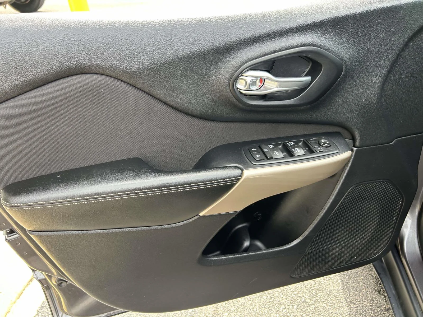 Used 2017 Gray Jeep Latitude FWD image 12