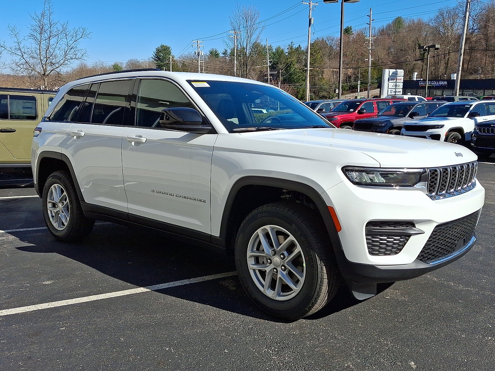 New 2026 Bright White Clear-Coat Exterior Paint Jeep Laredo X image 2