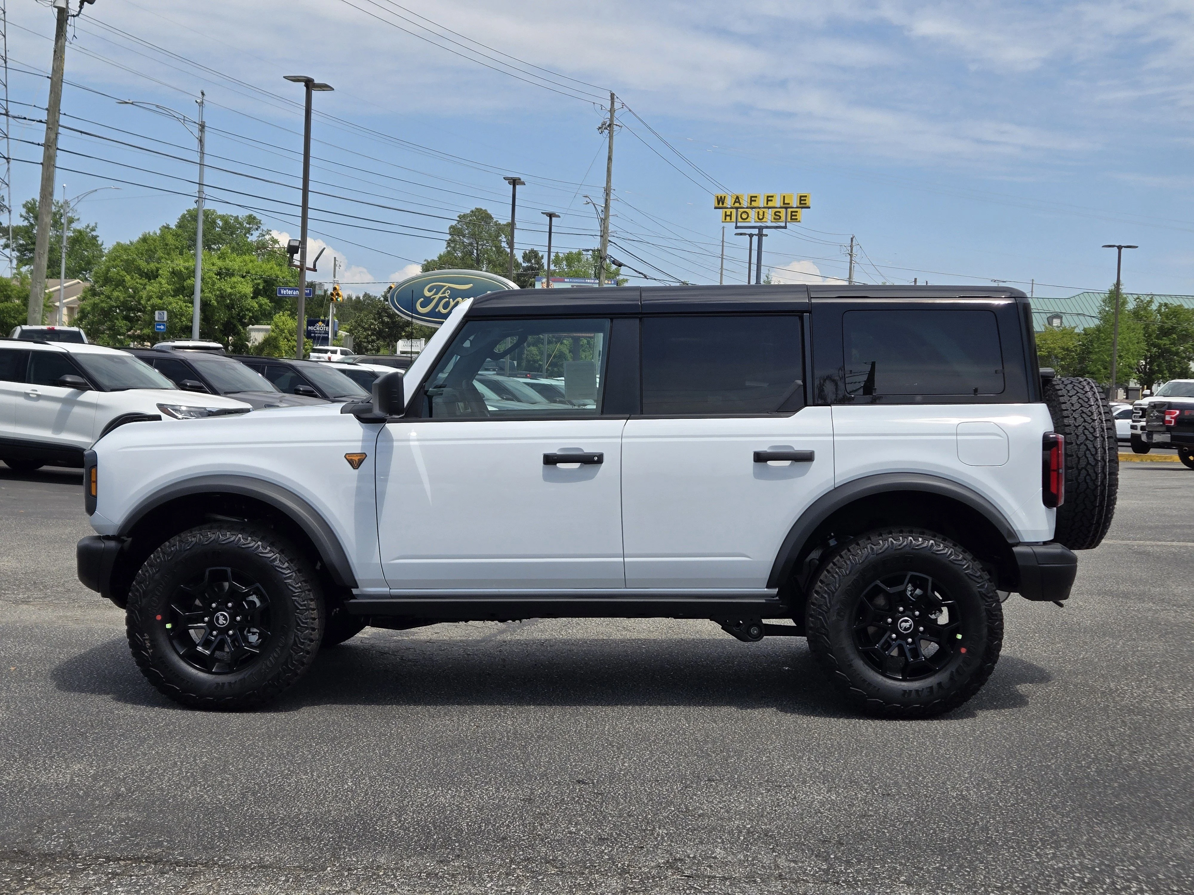 New 2026 Oxford White FORD Badlands image 13