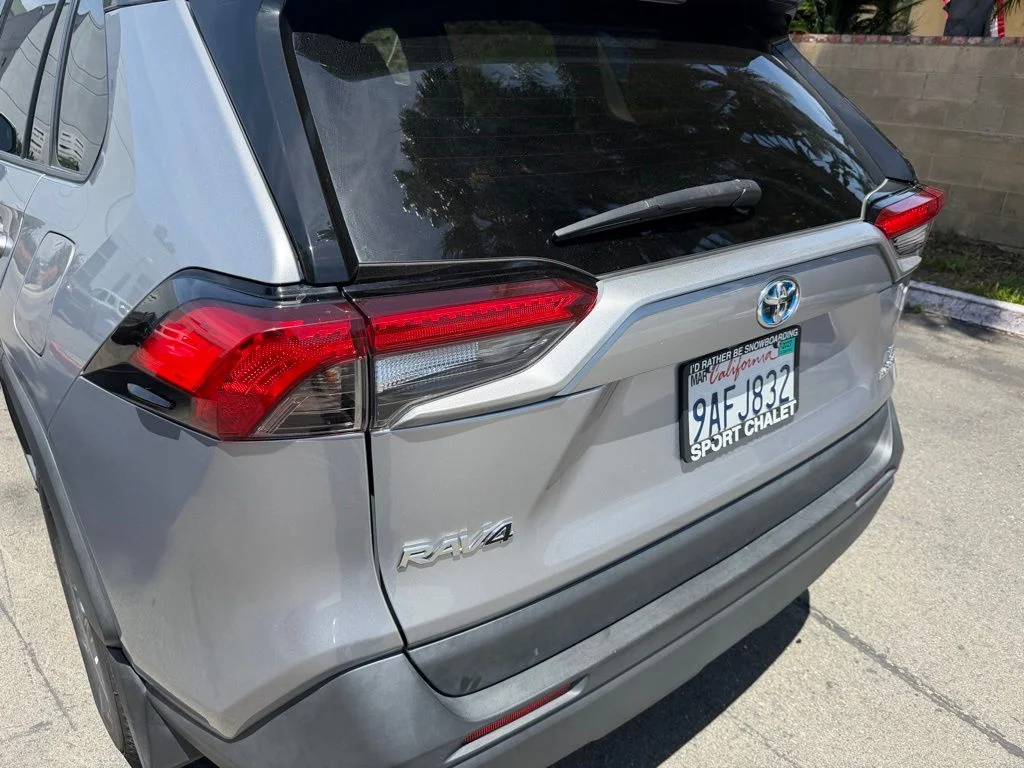 Used 2022 Silver Toyota LE image 10