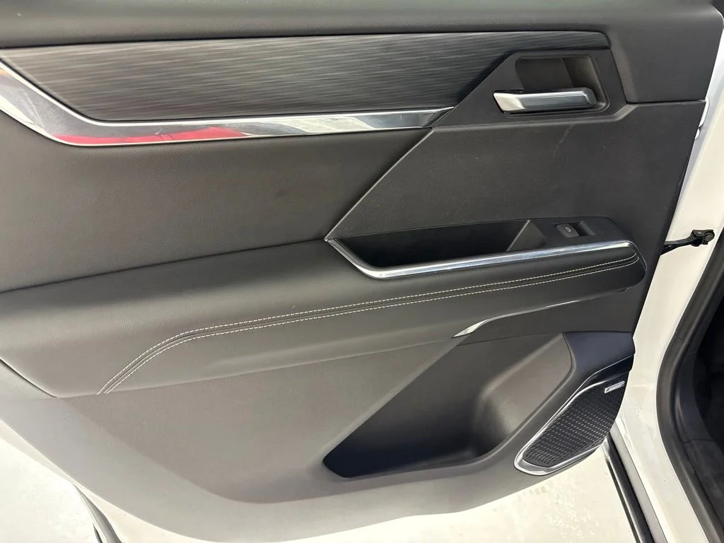 Used 2024 White GMC Elevation image 24