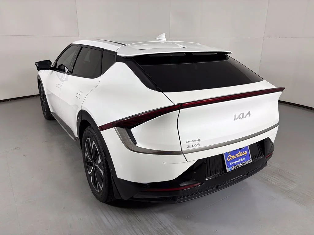 Used 2022 White Kia Wind image 6