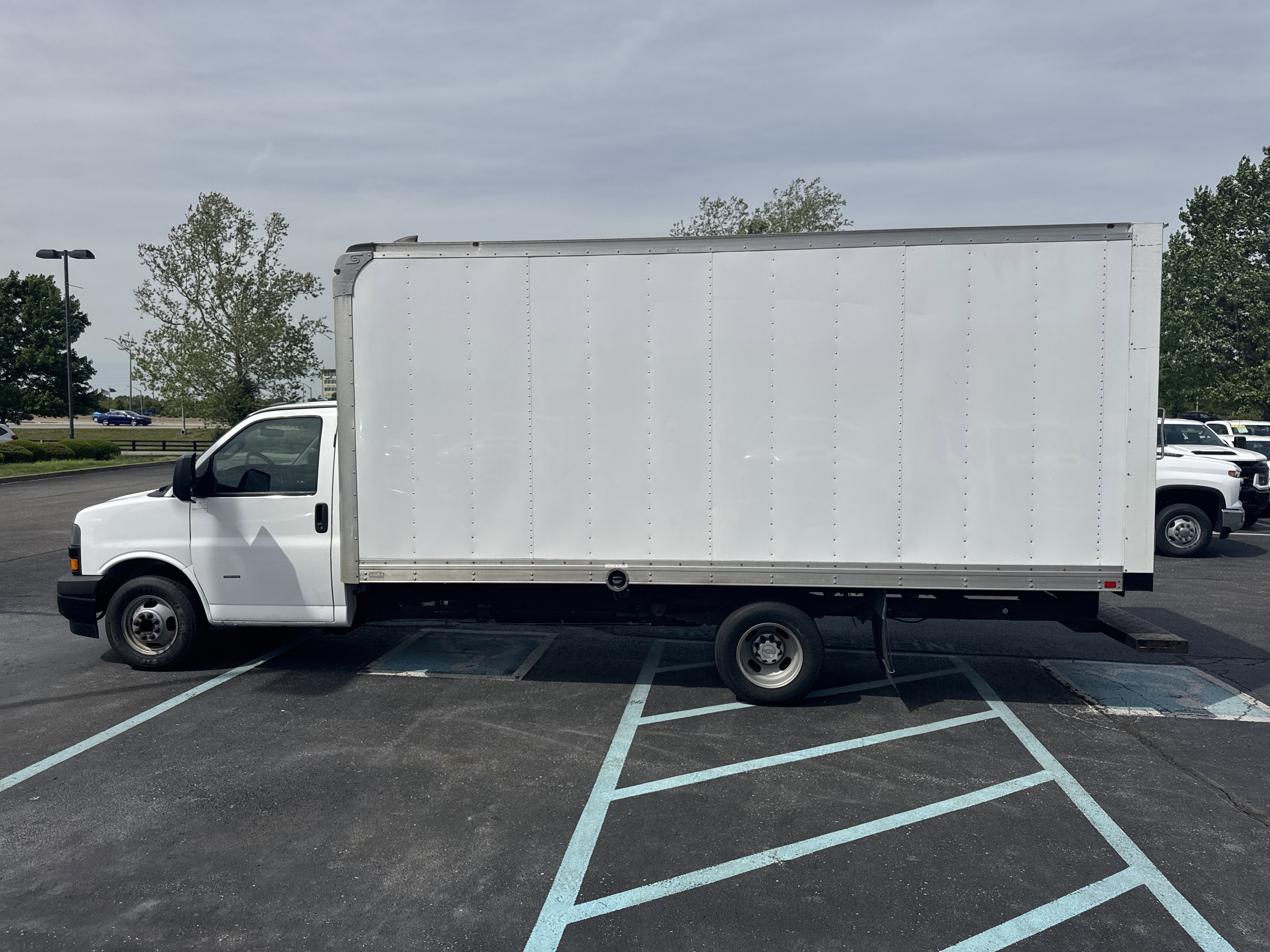 Used 2018 Summit White Chevrolet  image 8