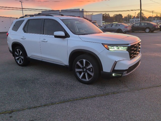 Used 2025 Platinum White Pearl Honda Touring image 17