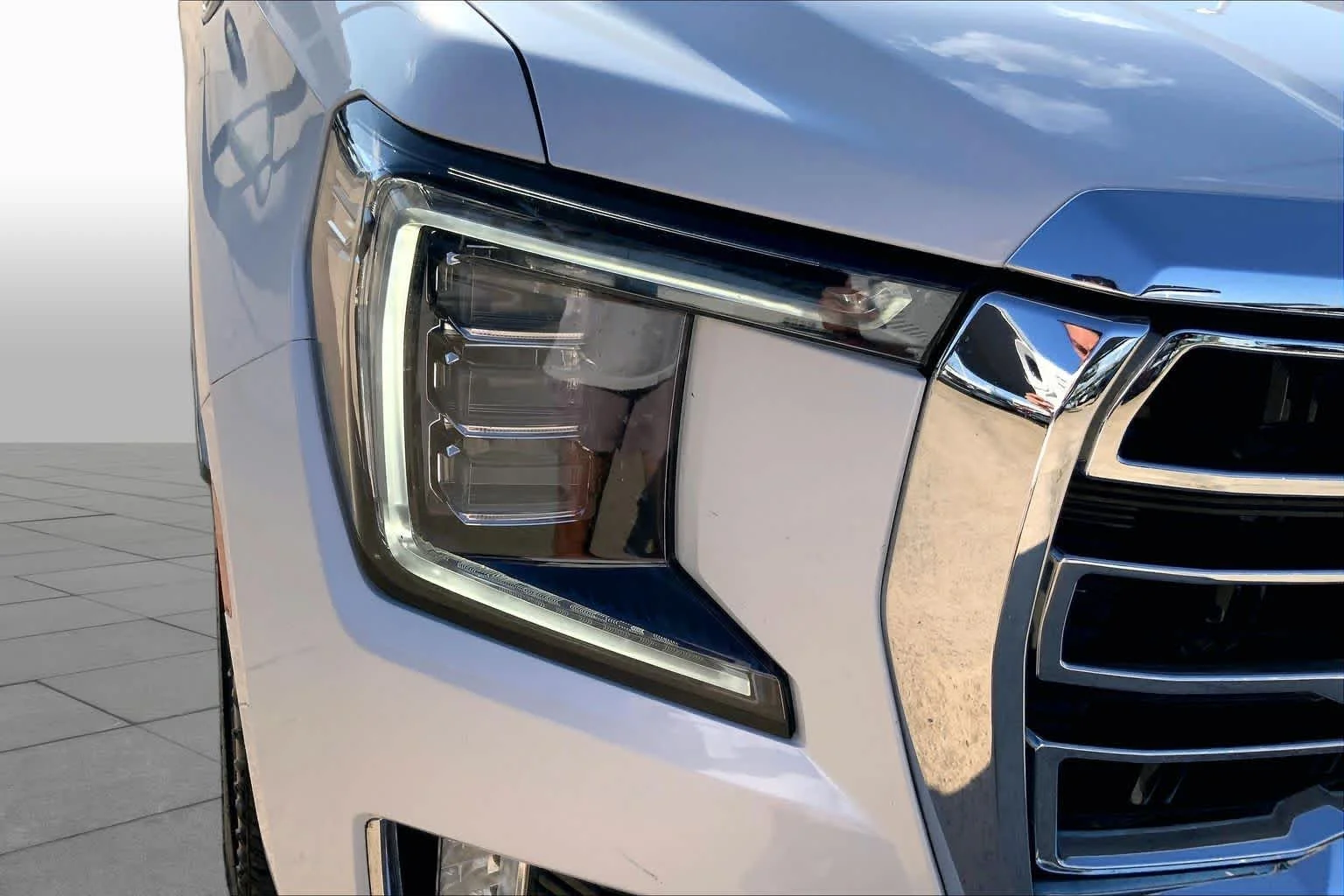 Used 2021 WHITE FROST TRICOAT GMC SLT image 26