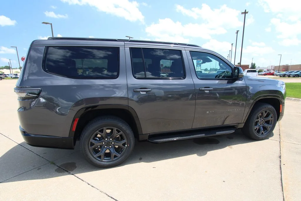 New 2026 Baltic-Gray Metallic Clear-Coat Exterior Paint Jeep Limited Altitude image 5