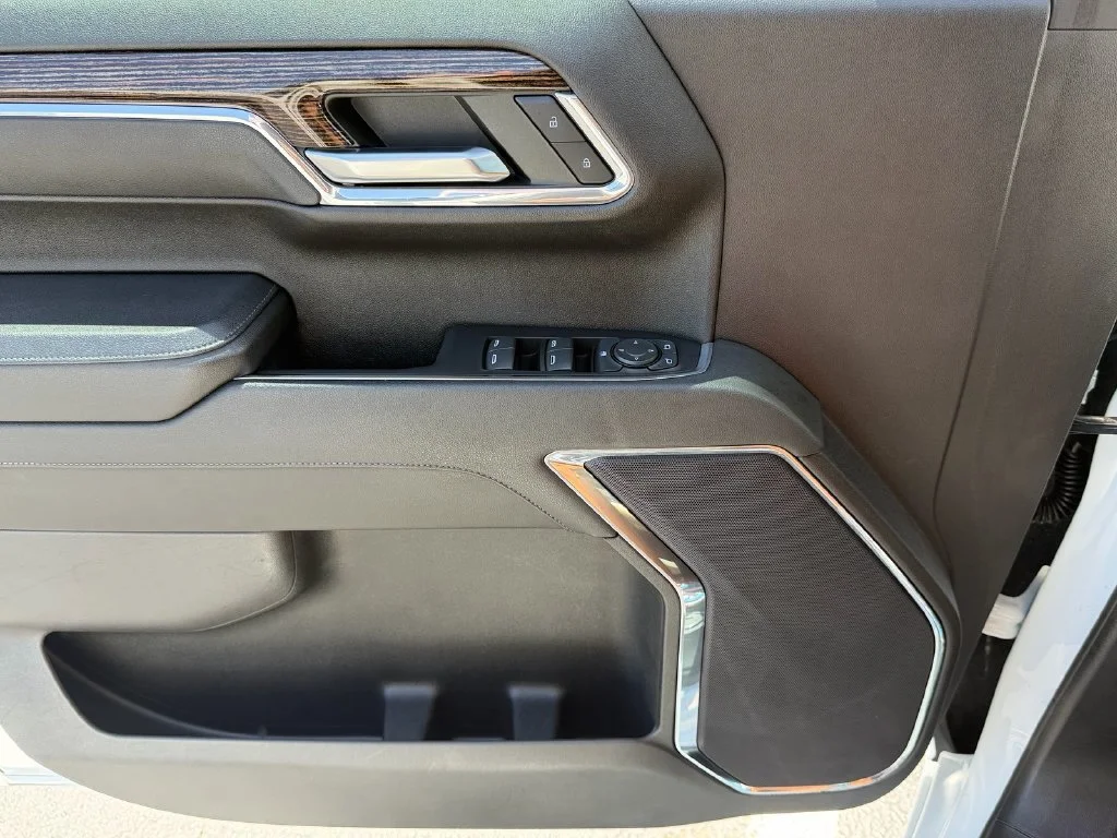 Used 2023 SUMMIT WHITE GMC Elevation image 32