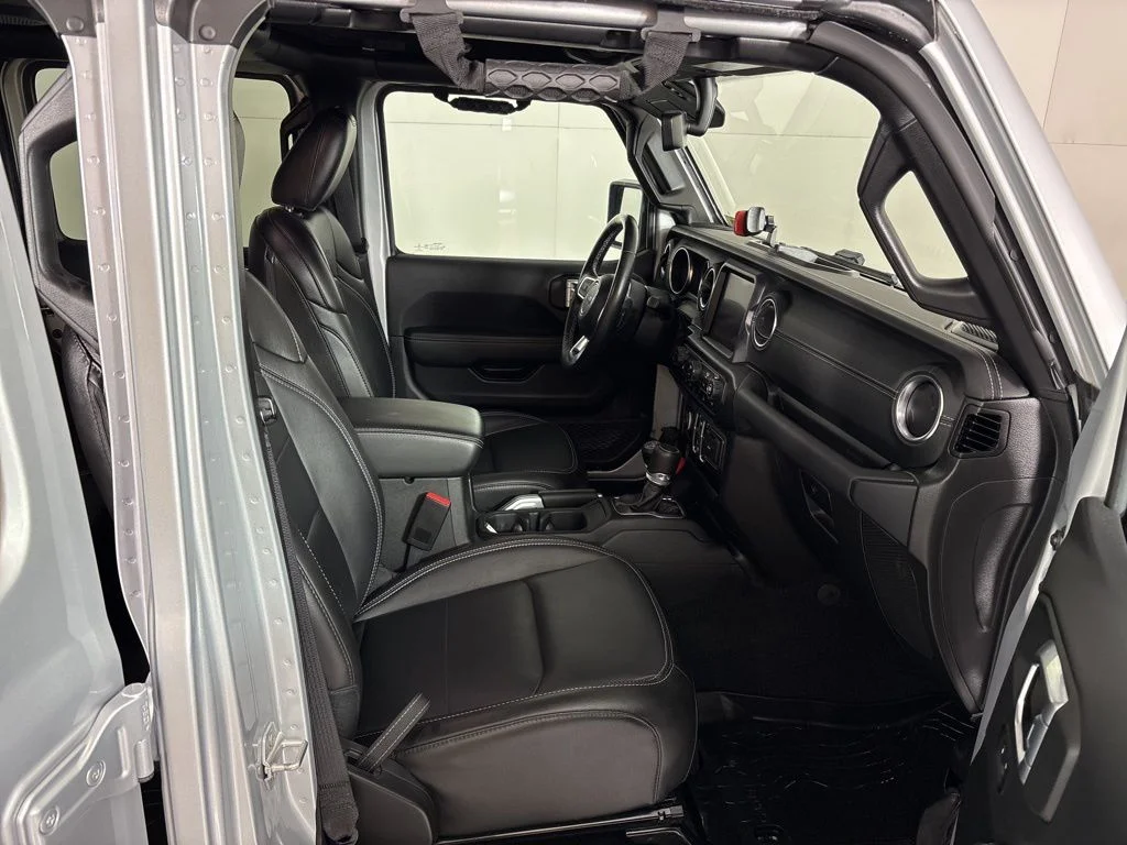 Used 2022 Silver Zynith Clearcoat Jeep Unlimited Sahara image 14