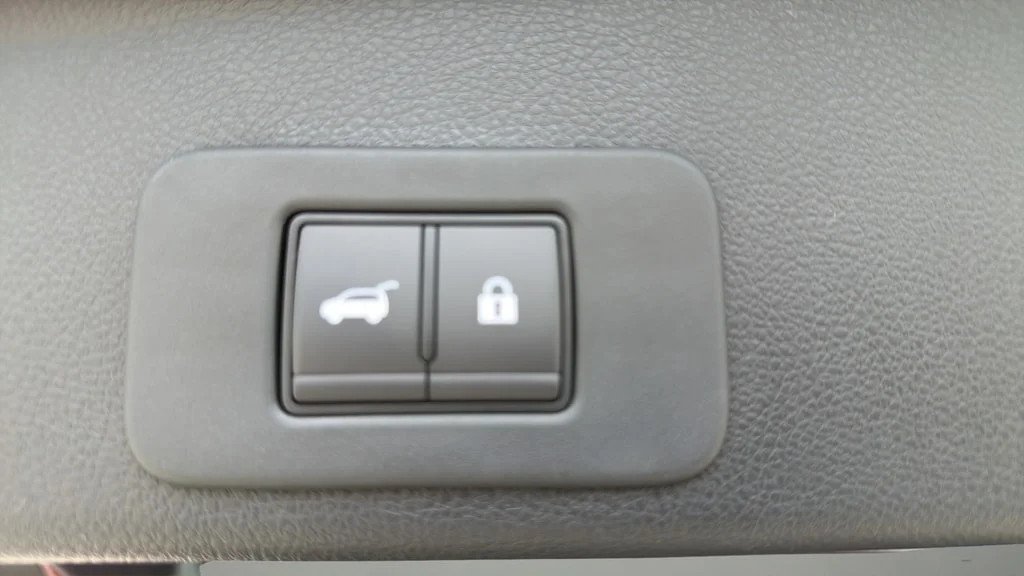 Used 2026 Scarlet Ember Tintcoat Nissan SL image 19