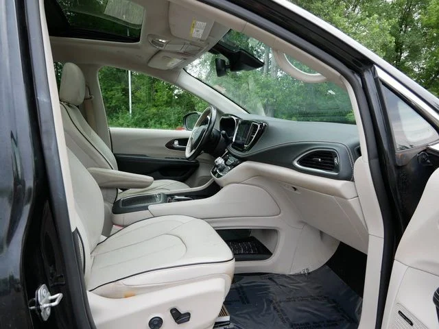 Used 2021 Brilliant Black Crystal Pearlcoat Chrysler Limited image 10