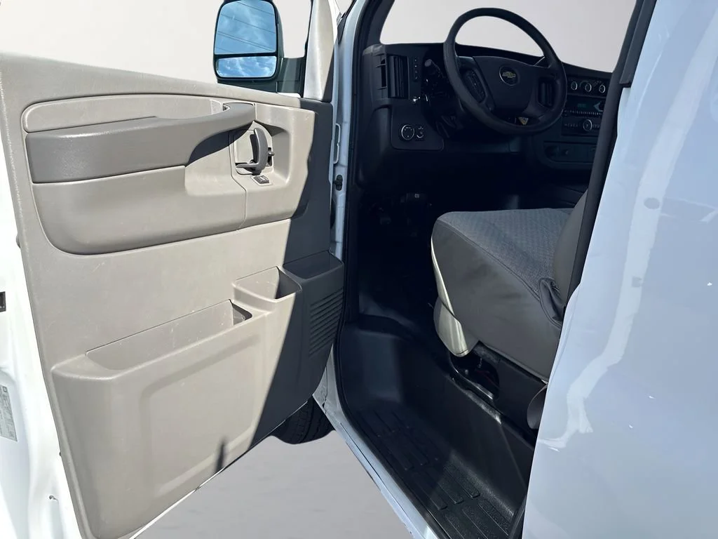 Used 2011 SUMMIT WHITE Chevrolet  image 11