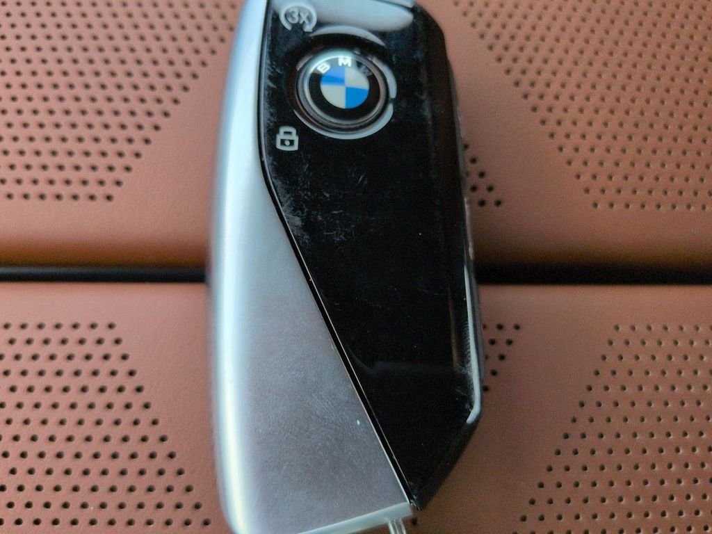 New 2026 Mineral White Metallic BMW 740i xDrive image 29