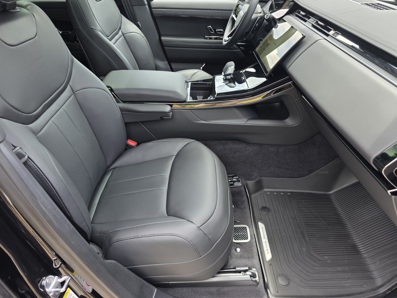 New 2026 Santorini Black Land Rover P400 Dynamic SE image 3