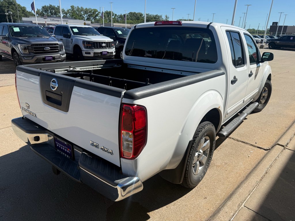 Used 2010 Avalanche Nissan SE image 6