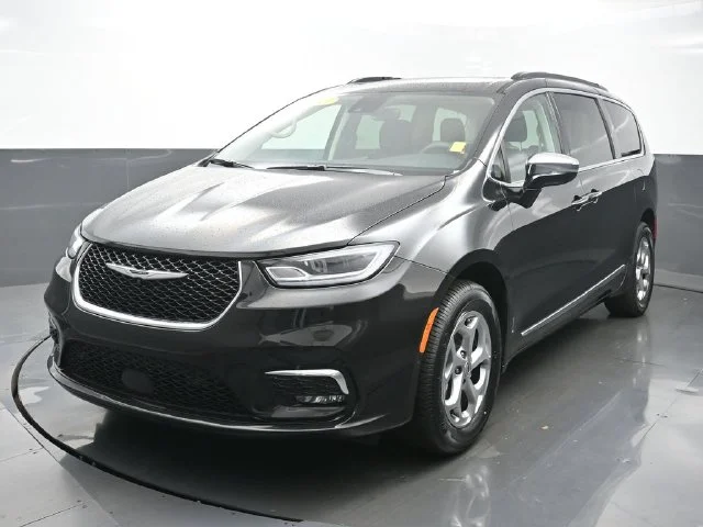 Used 2023 Black Chrysler Limited image 3
