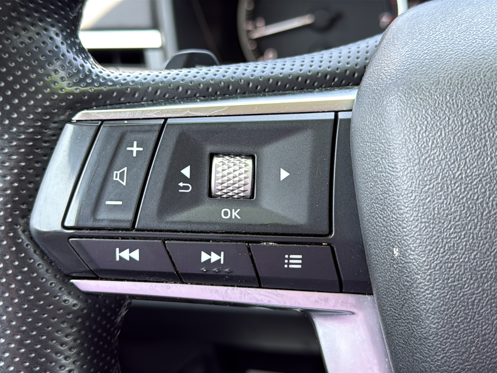 Used 2024 Silver Mitsubishi SE image 9