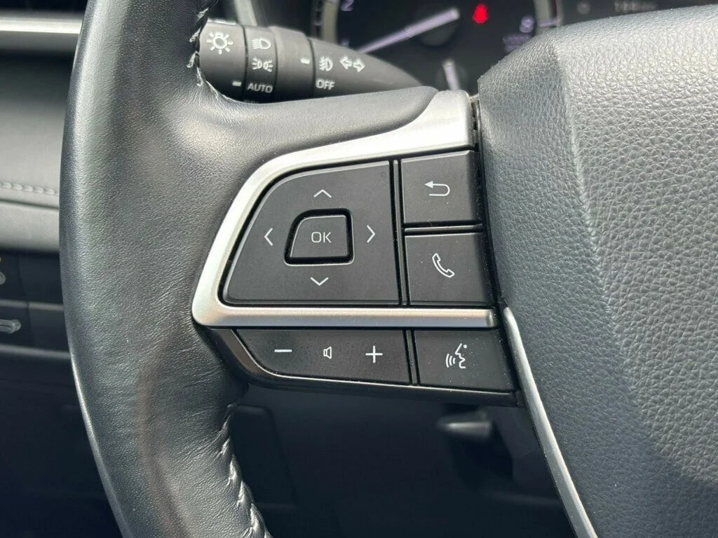 Used 2022 Black Toyota XLE image 35