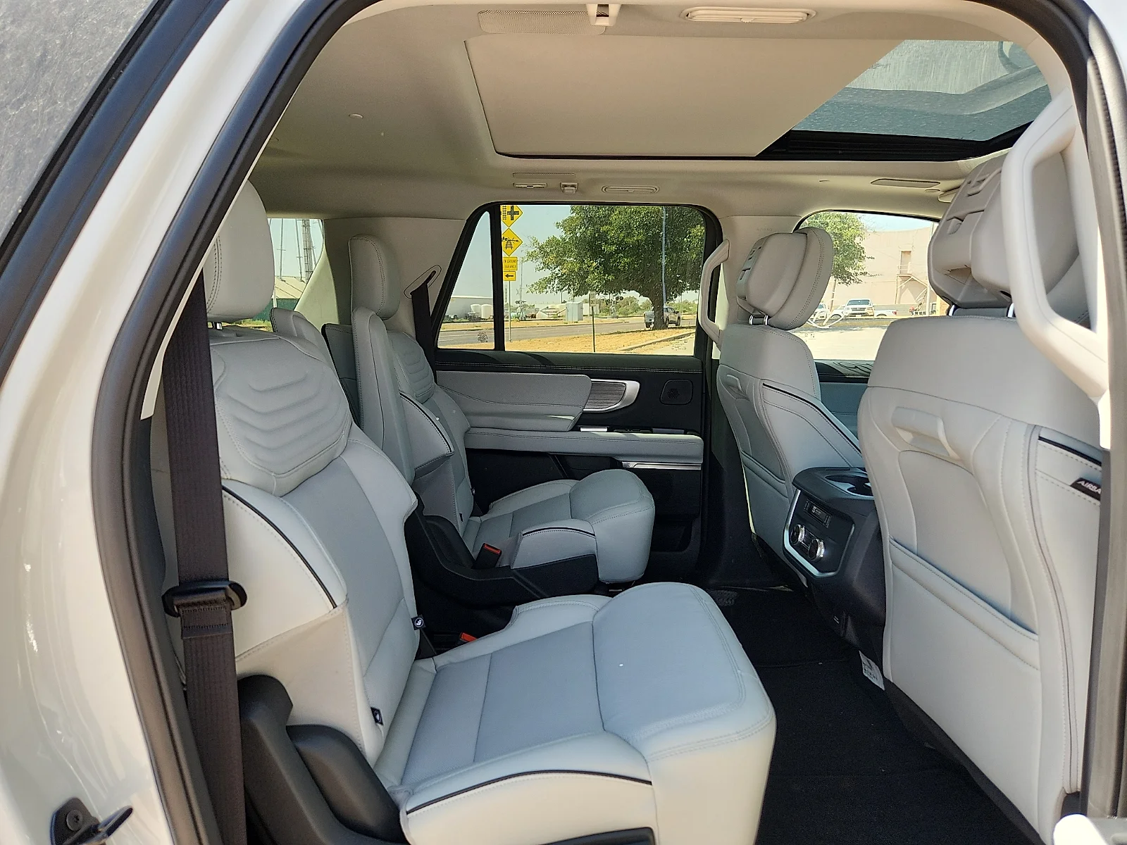 New 2027 Star White Metallic Tri-Coat Ford Platinum image 19