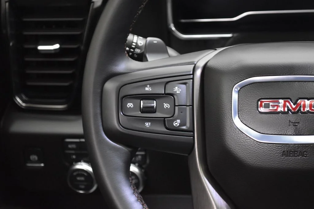 Used 2025 White GMC AT4 image 9