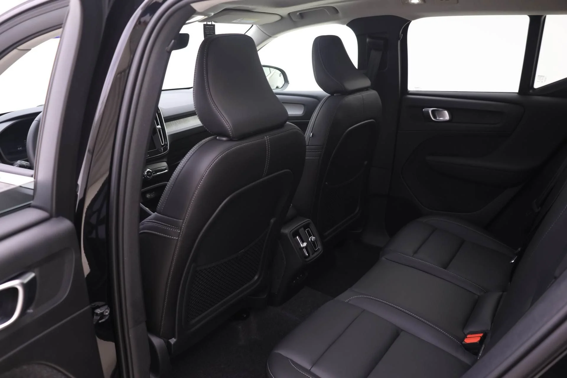 2025 Volvo XC40 Ultra - Photo 11