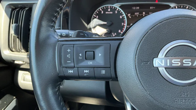Used 2022 White Nissan SL image 12