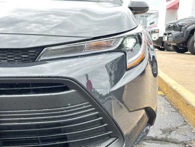 Used 2025  Toyota LE image 3