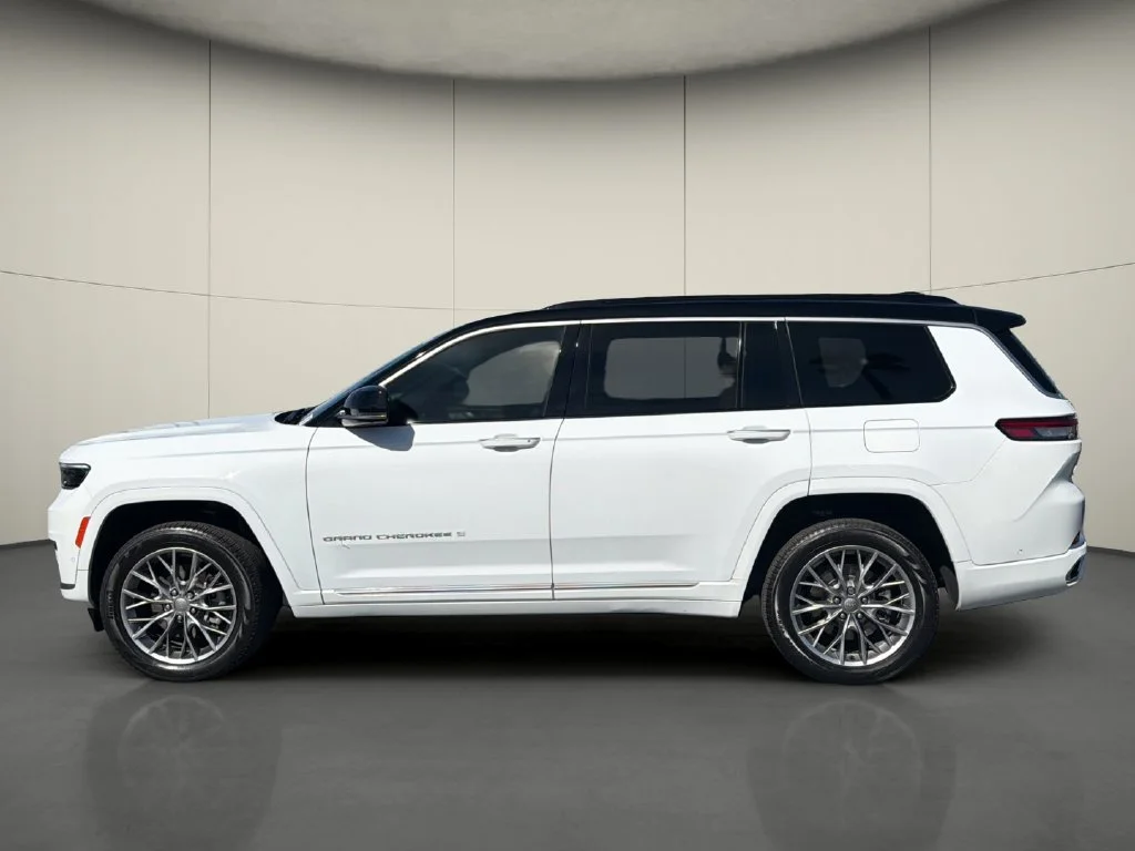 Used 2025  Jeep Summit image 4