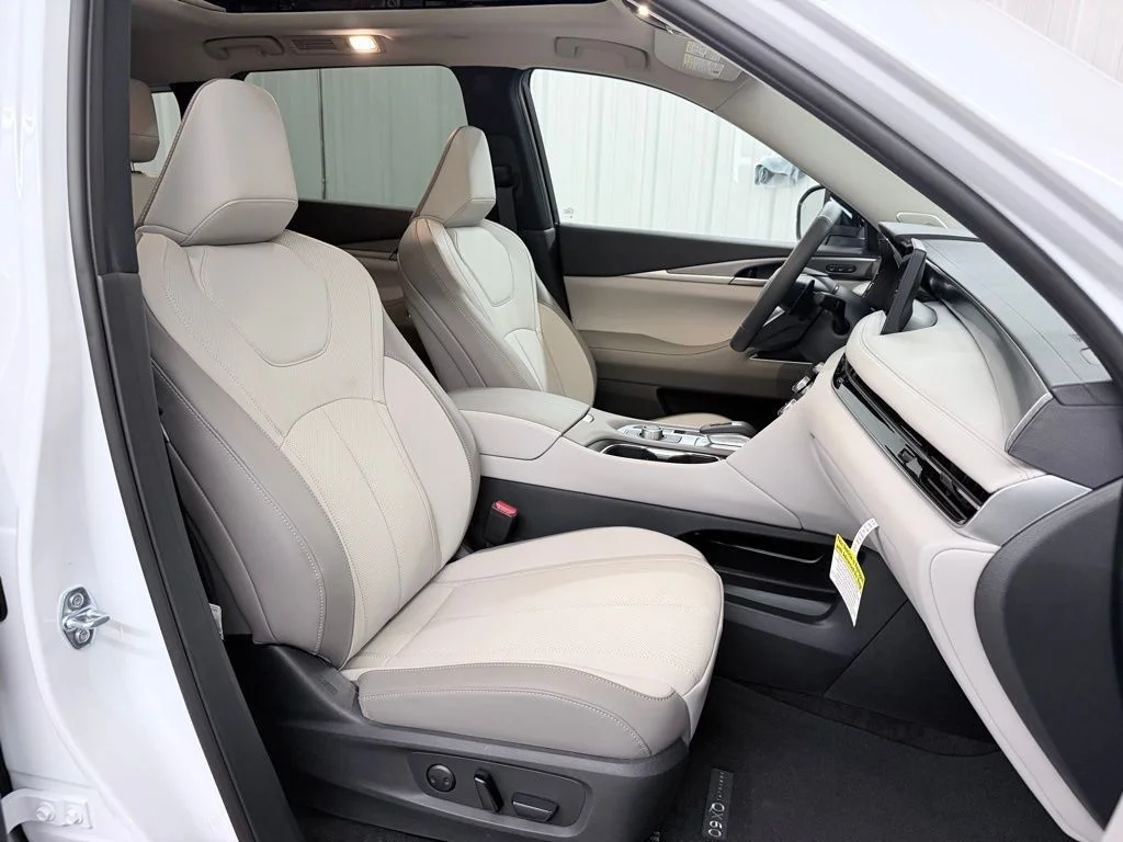 New 2027 RADIANT WHITE INFINITI Luxe FWD image 46