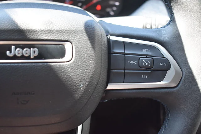 Used 2022 White Jeep Latitude image 22