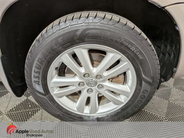 Used 2006 Gold Toyota Limited image 50