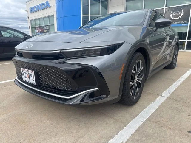 Used 2024  Toyota Limited image 2