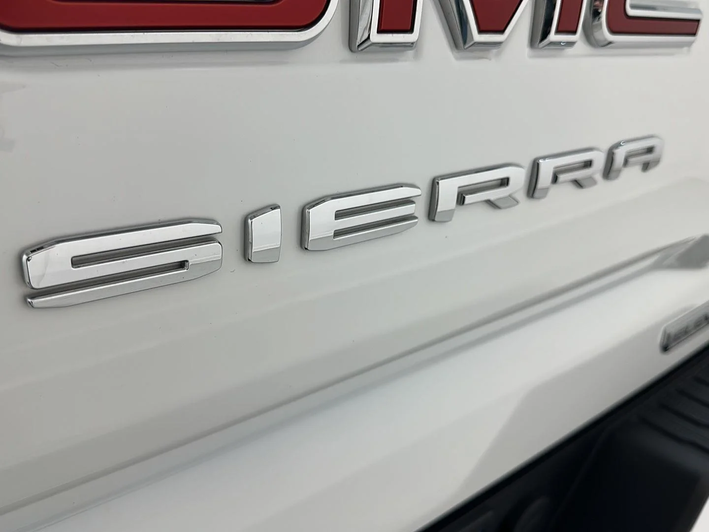 Used 2025 Summit White GMC Elevation image 28