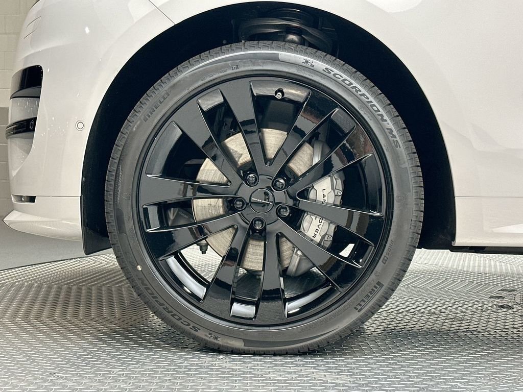 New 2026 Borasco Grey Land Rover Dynamic SE image 5
