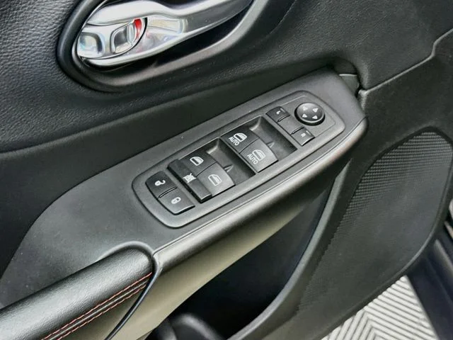 Certified Used 2021 Diamond Black Jeep Trailhawk image 17
