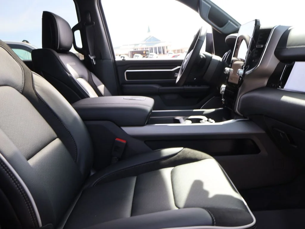 New 2026 Diamond Black Crystal Pearl-Coat Exterior Paint RAM Laramie image 9