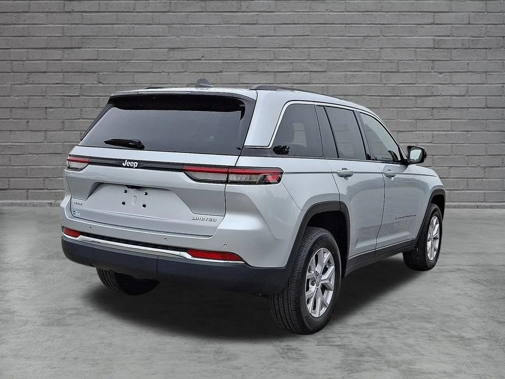 Used 2022 Silver Jeep Limited 4x4 image 40