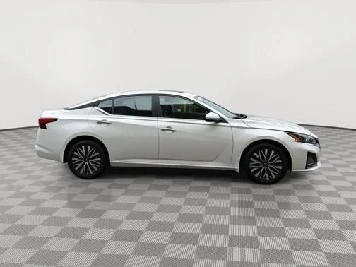 Certified Used 2024 White Nissan 2.5 SV image 2