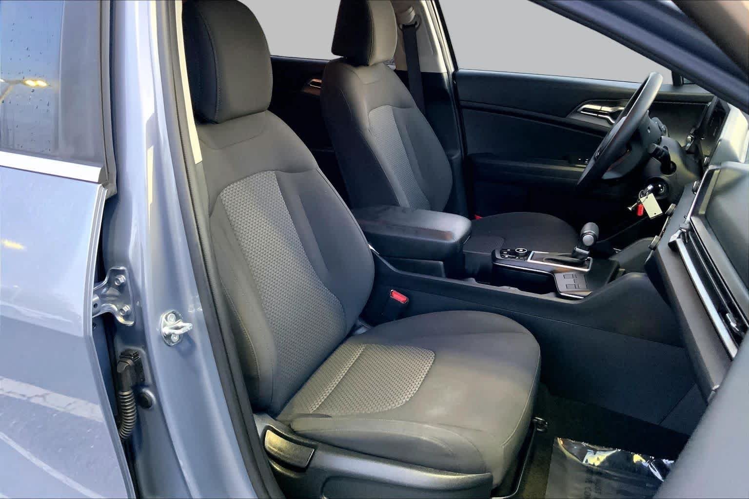 Used 2025 Everlasting Silver Kia LX image 8