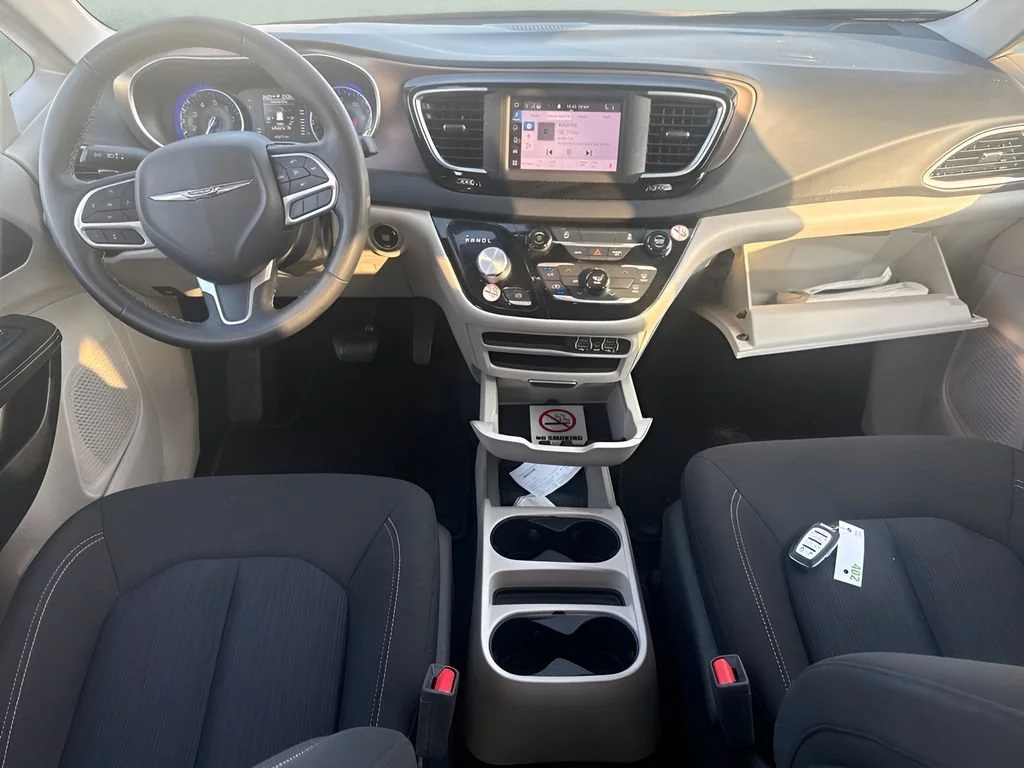 Used 2023 White Chrysler LX image 10