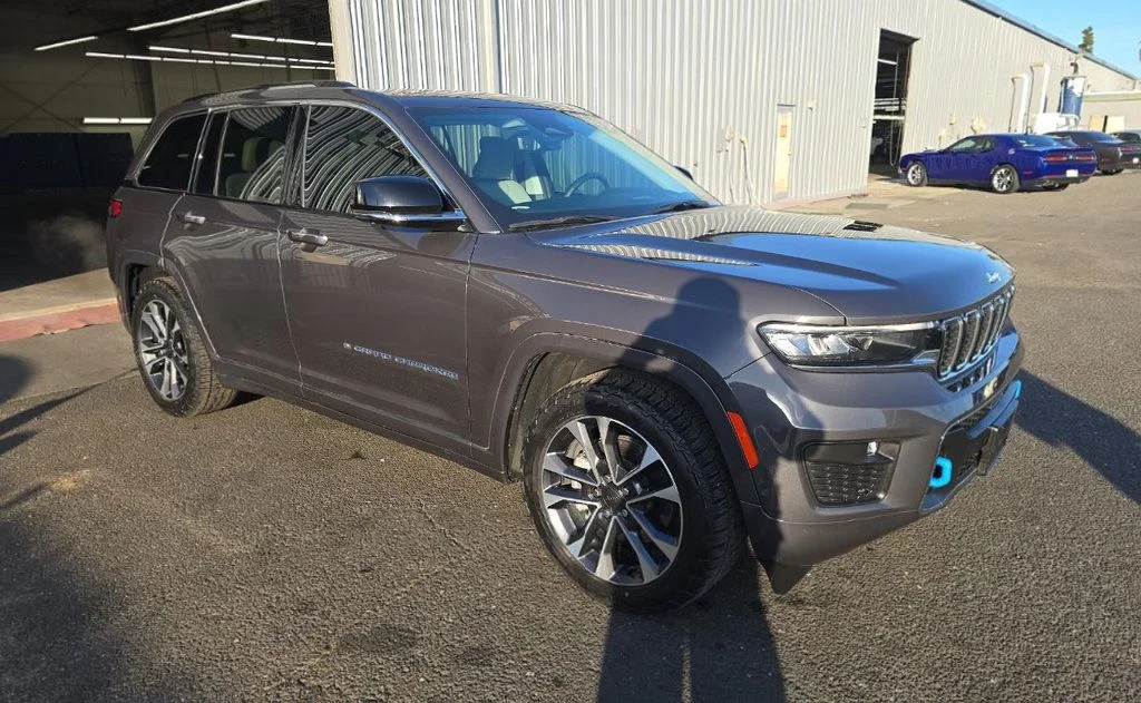 Used 2022 Gray Jeep Overland 4xe image 3
