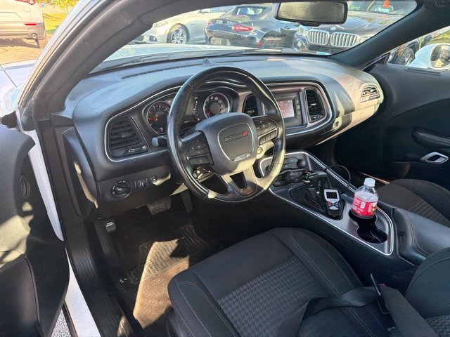 Used 2016 White Dodge SXT image 5