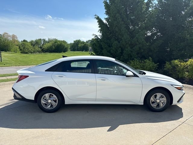 New 2026 White Hyundai SE image 5