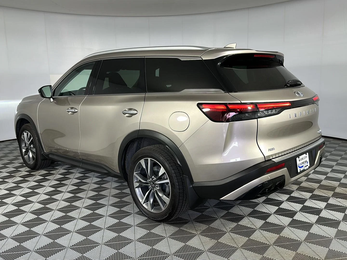 Used 2023 Warm Titanium INFINITI LUXE image 5
