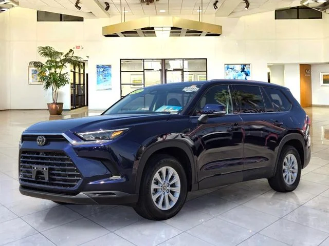 Used 2025  Toyota XLE image 1