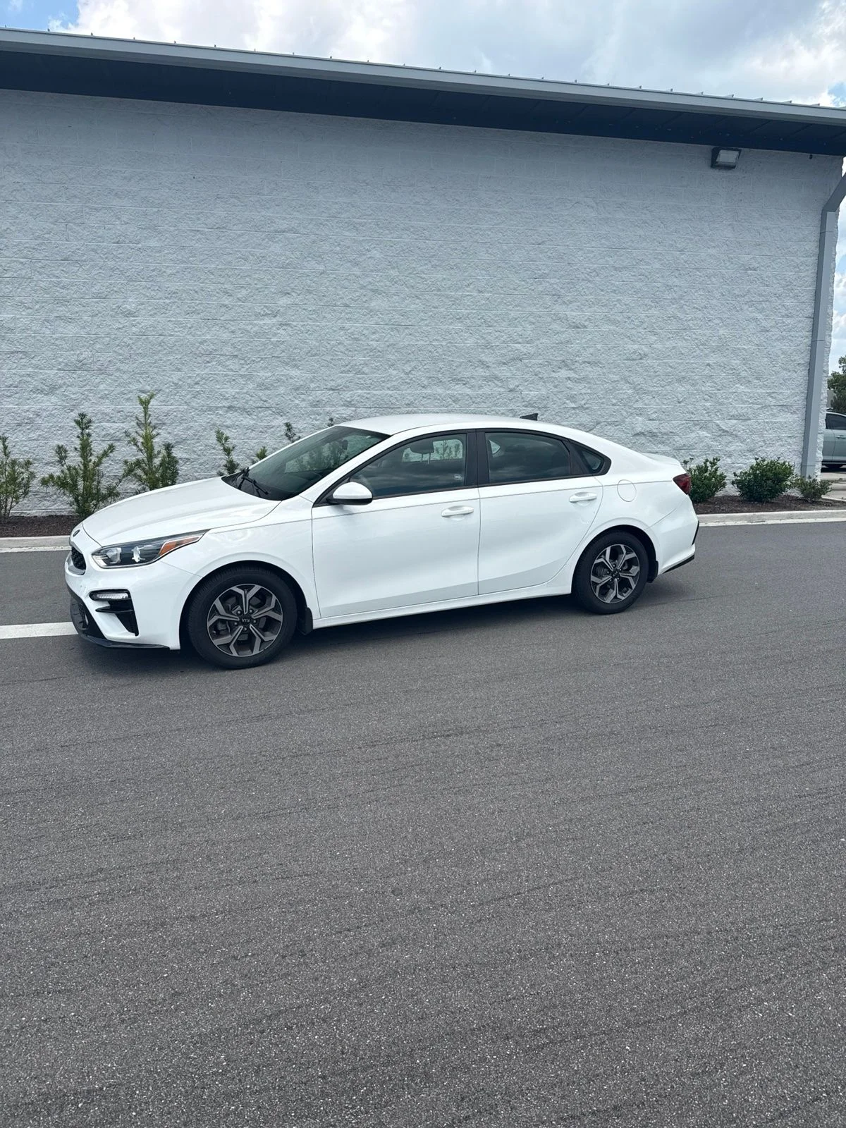 Used 2020 Clear White Kia LXS image 1