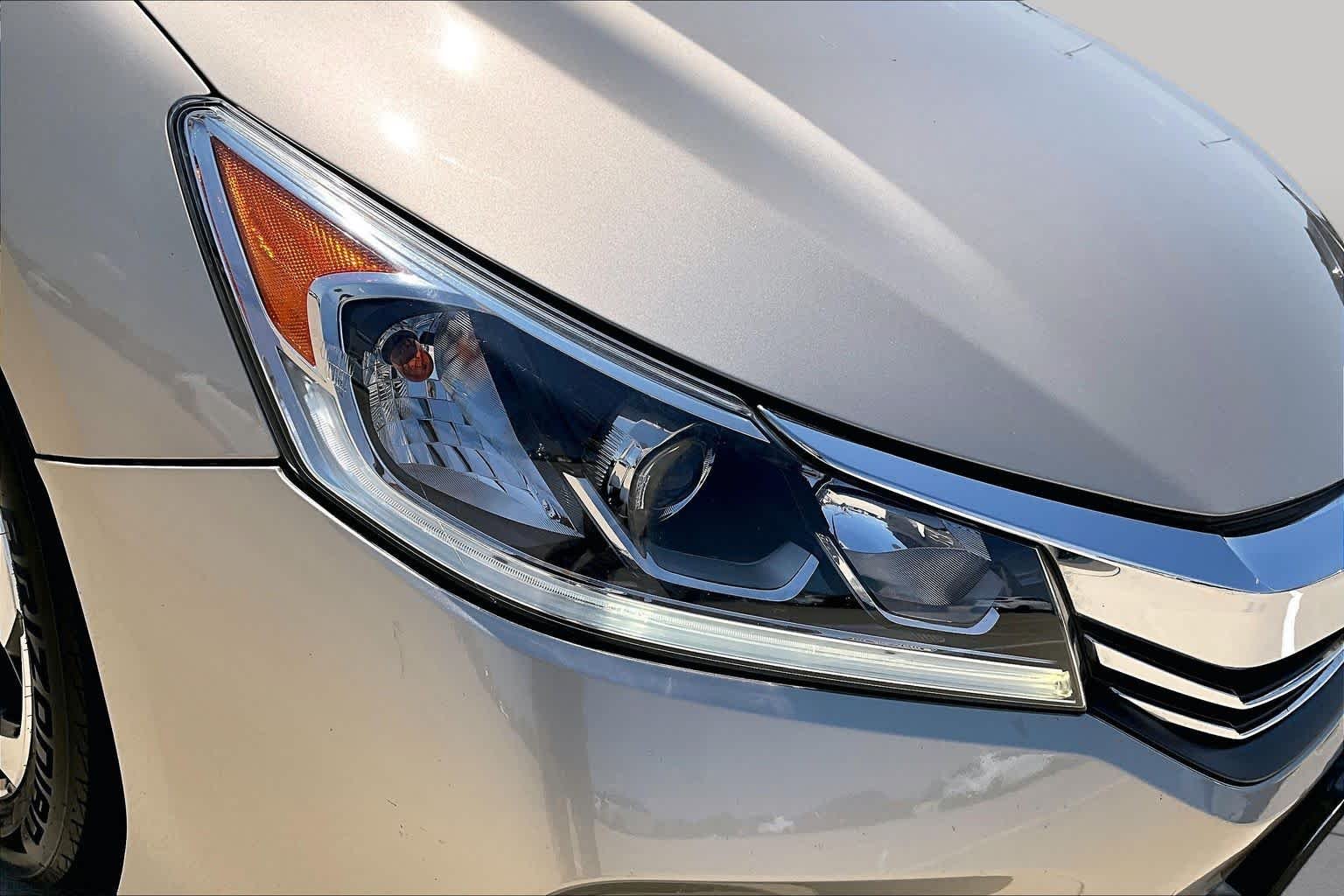 Used 2016 Champagne Frost Pearl Honda EX image 28